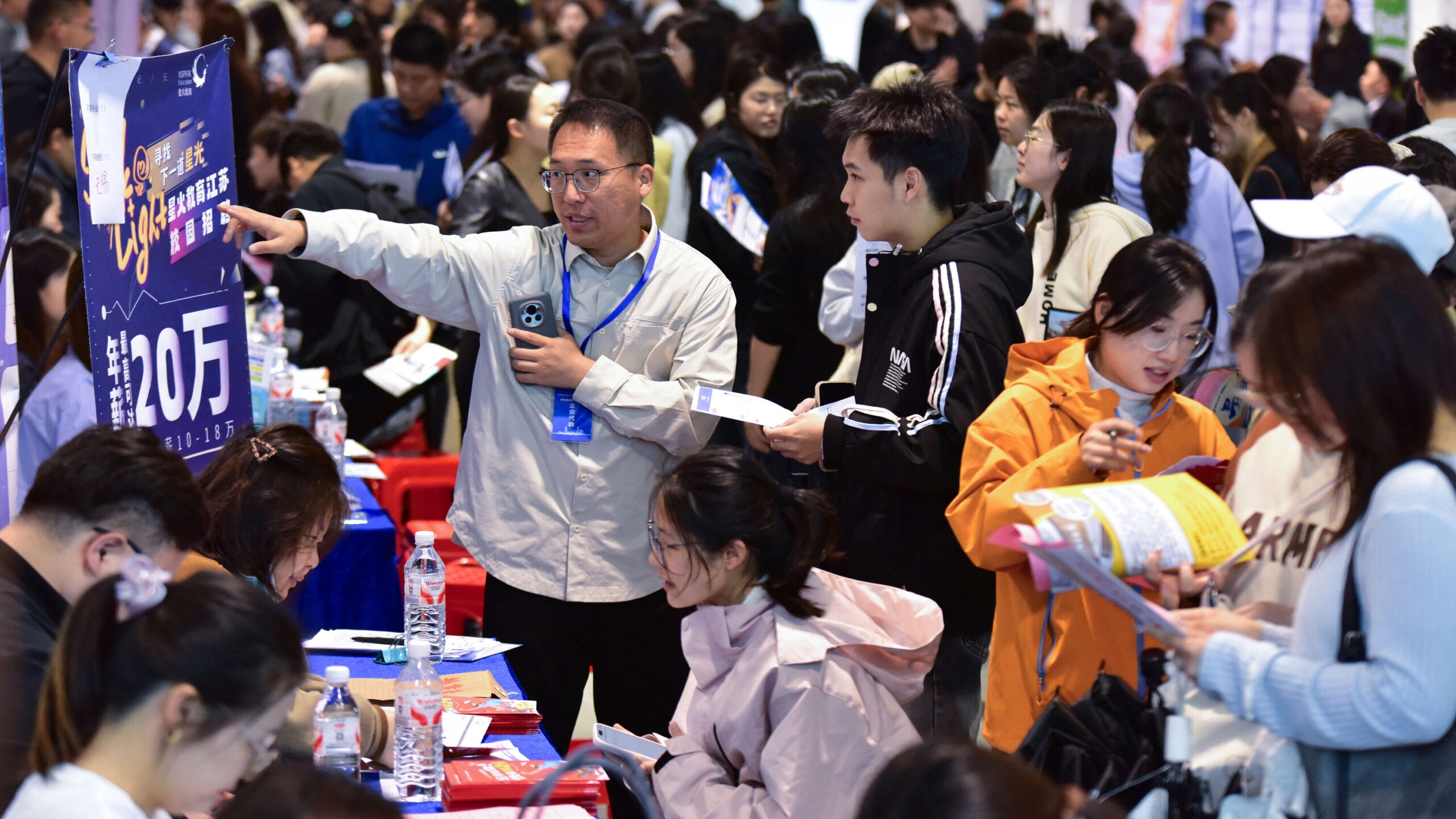 China’s New Graduates, Facing a Dire Job Market, Must Also Contend With A.I.