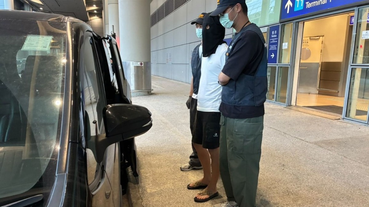 Customs seizes .3m cannabis buds, poisons at HK airport, mainland man arrested Customs seizes .3m cannabis buds, poisons at HK airport, mainland man arrested