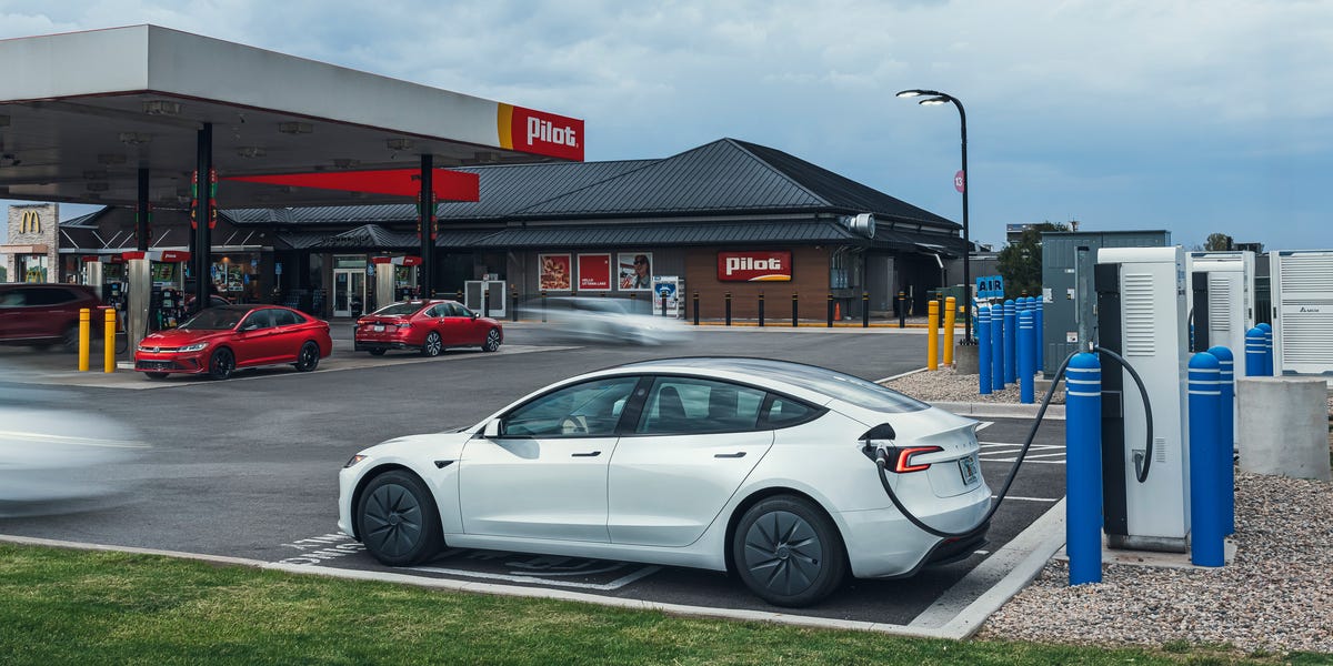 EV, Hybrid, or Gas Car: What’s Best for a Road Trip? EV, Hybrid, or Gas Car: What’s Best for a Road Trip?