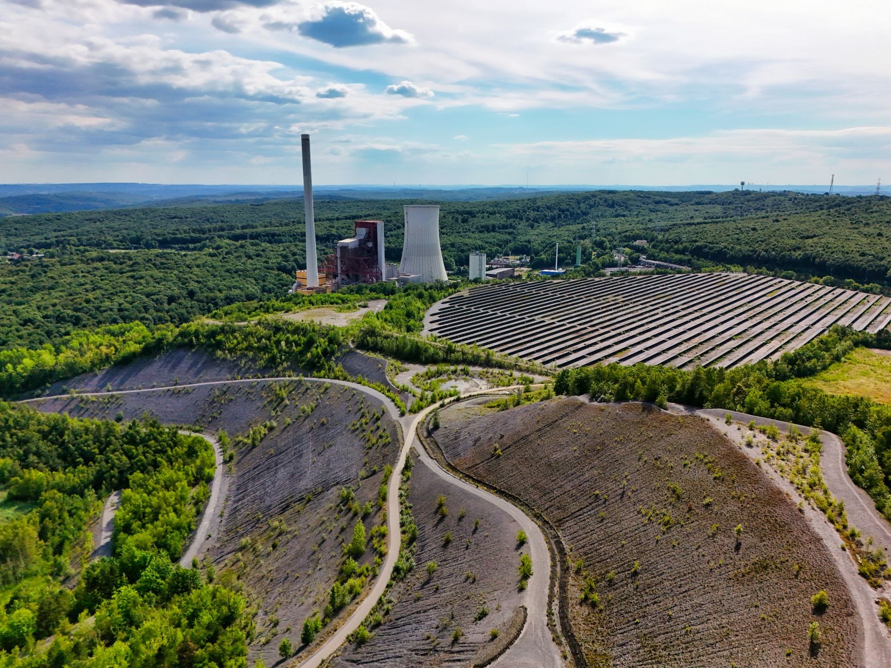The AI boom is pushing data-centre emissions higher while simultaneously accelerating America’s solar buildout: data centres could generate nearly half of US electricity-demand growth through 2030, prompting tech companies and utilities to commission vast new renewable projects—even as natural gas supplies much of the power that solar cannot provide around the clock. The AI boom is pushing data-centre emissions higher while simultaneously accelerating America’s solar buildout: data centres could generate nearly half of US electricity-demand growth through 2030, prompting tech companies and utilities to commission vast new renewable projects—even as natural gas supplies much of the power that solar cannot provide around the clock.