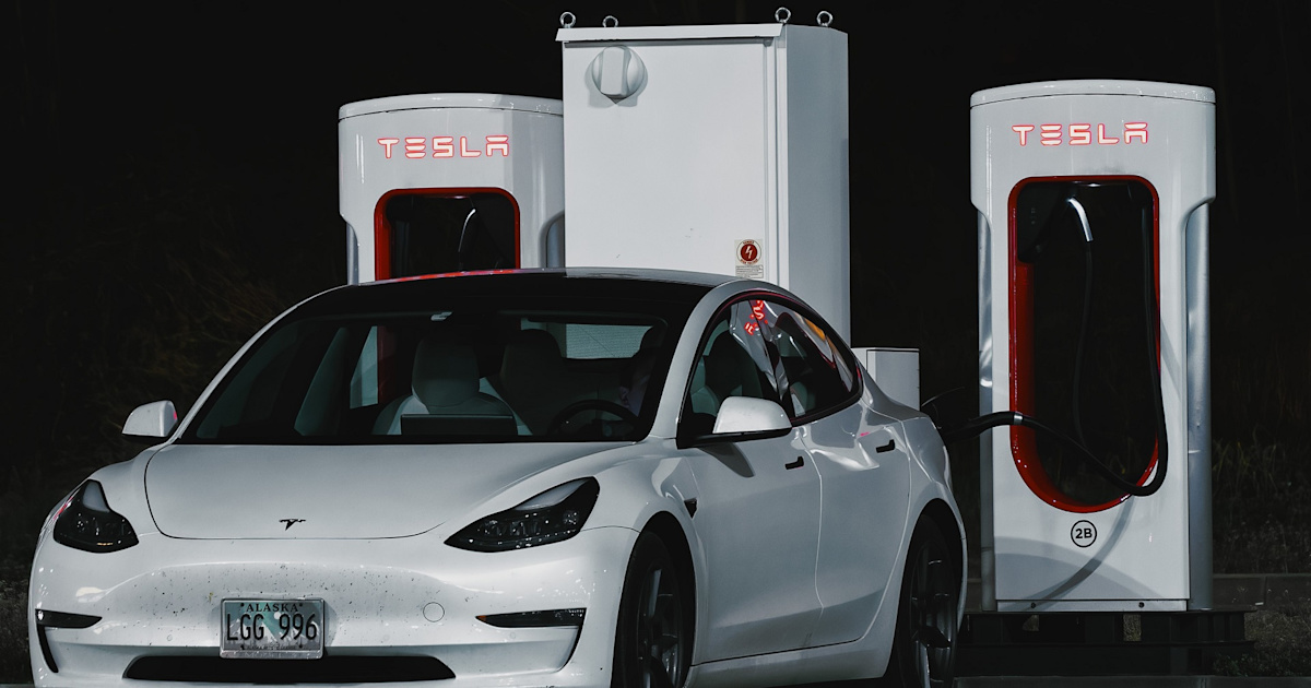 ChatGPT on Tesla vs. Apple Stock — and Which One It Picked ChatGPT on Tesla vs. Apple Stock — and Which One It Picked