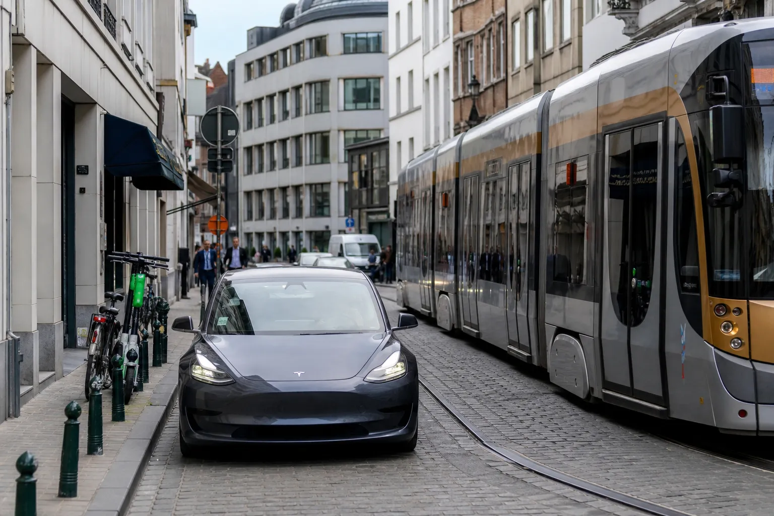 Tesla FSD drove through Brussels streets and chose the wrong lane at one intersection