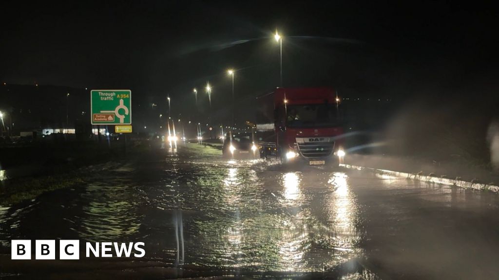 Dorset coast under flood warning as Storm Austen sweeps in Dorset coast under flood warning as Storm Austen sweeps in