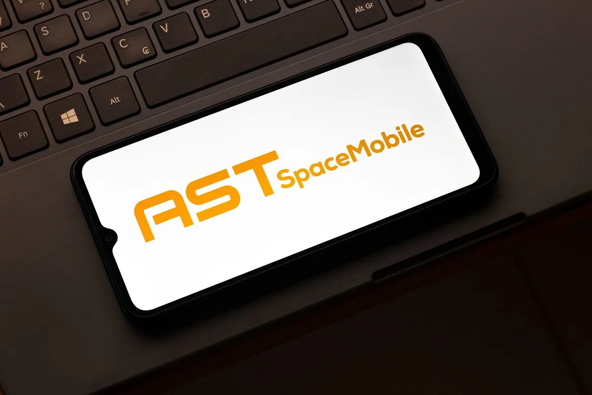 ASTS Slips Overnight: Retail Sees Upside In SpaceX’s 80,000-Site Push — FCC Adviser Sees Global Satellite Power Race